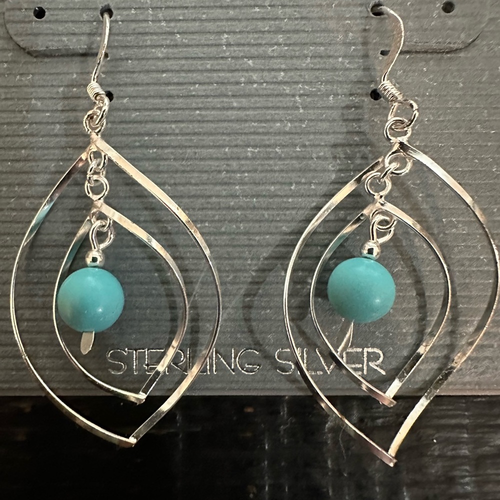 Beautiful silver wire and turquoise dangle earrings - never worn